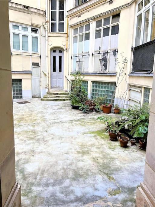- Pigalle/abbesses Id 351 Parijs