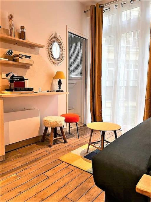 - Pigalle/abbesses Id 351 Parijs